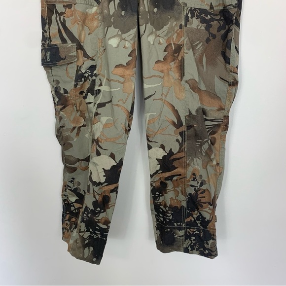 Chico's Printed Poplin Convertible Crop Cargo Pants Size 8 - Picture 5 of 13